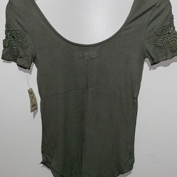 Mudd Women's Olive Green Ribbed Short Sleeve Embroidered T-Shirt Size XS NWT - Picture 6 of 7